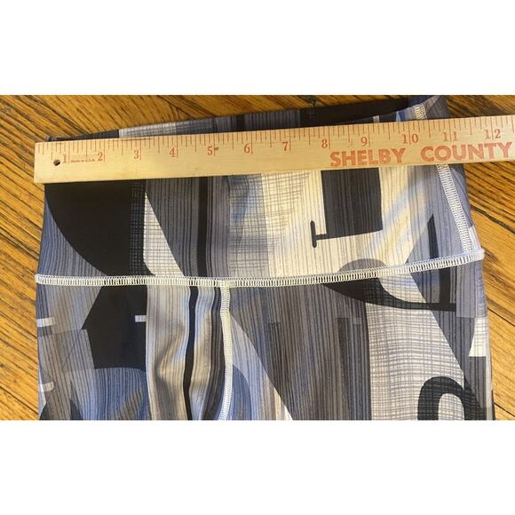 Fabletics Black and Gray Patterned Leggings - Picture 5 of 8